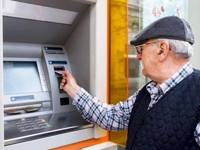 Отныне пенсии и стипендии можно получить во всех банкоматах без процентов
