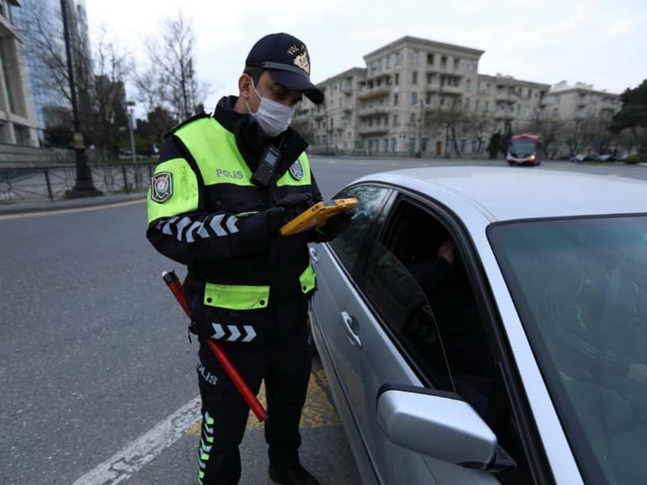 На бакинских дорогах убирают карантинные посты
