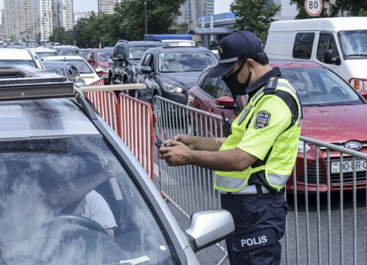 Дорожная полиция за сутки оштрафовала свыше 800 нарушителей карантина 