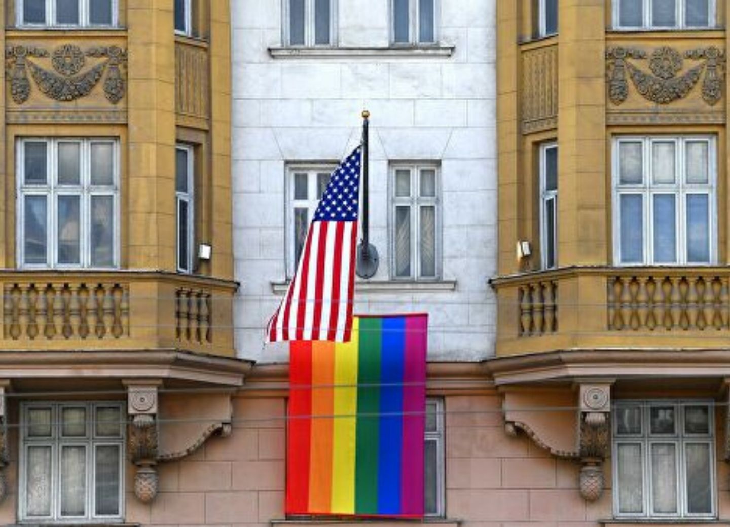 «А в здании этом, кто работает? Ну вот!»: реакция Путина на вывешивание флага ЛГБТ на посольстве США - ВИДЕО