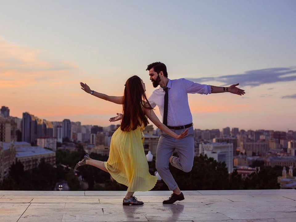 «Ла-Ла Ленд» и не только: Пара из Баку воссоздает сцены из знаменитых фильмов – ФОТО