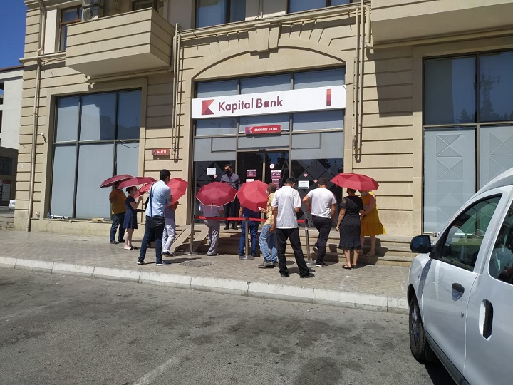 Kapital Bank filialların önündə müştəriləri günvurmadan qoruyur – FOTO