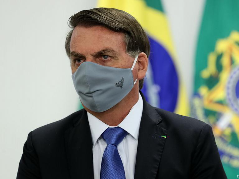 Симптомы COVID-19 обнаружены у президента Бразилии, не верившего в коронавирус