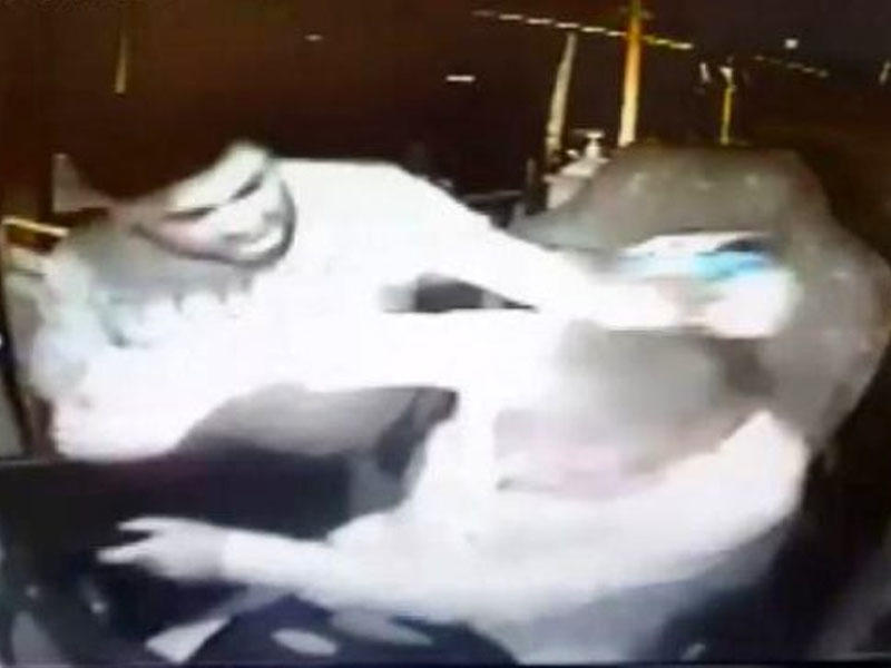 Sərnişindən maska taxmasını tələb edən avtobus sürücüsü döyüldü - VİDEO