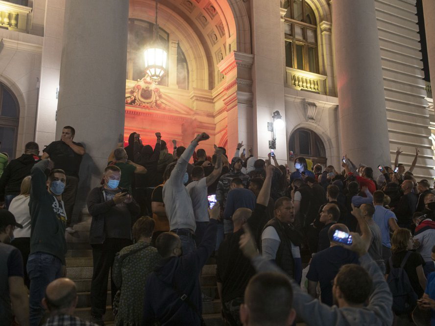 Комендантский час и беспорядки в Сербии: Протестующие пытались штурмовать парламент – ФОТО - ВИДЕО