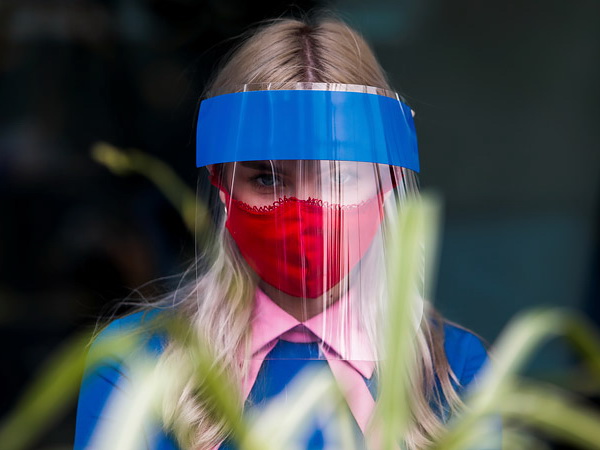 В Москве отменяют обязательное ношение масок на улице