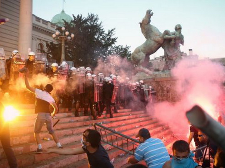 Протесты в столице Сербии не стихают – ФОТО
