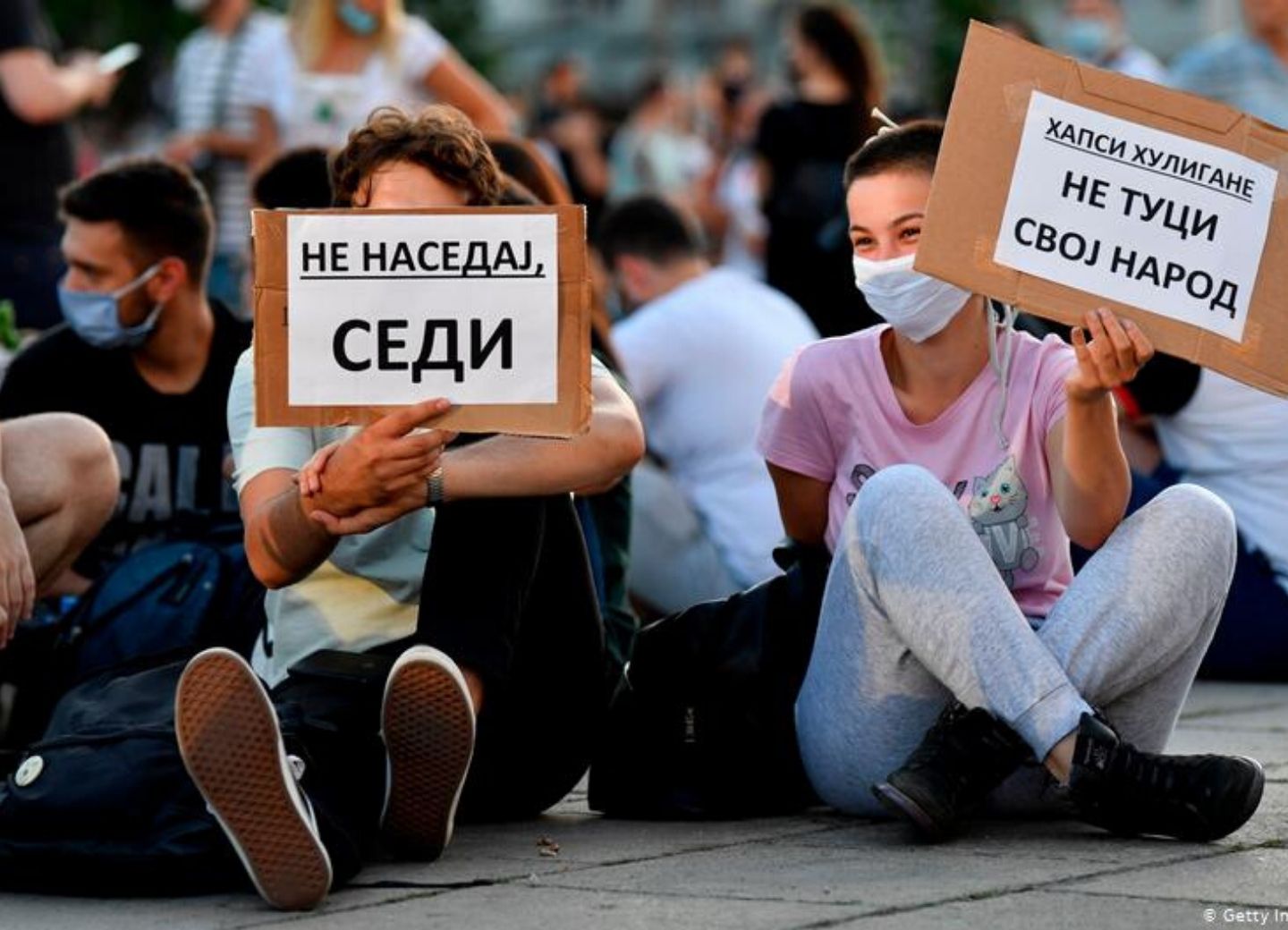В Белграде противники антикоронавирусных мер перешли к сидячей демонстрации – ФОТО  
