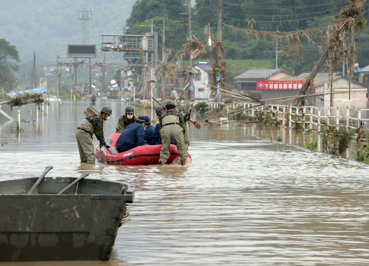 В Японии погибли более 60 человек из-за наводнений и оползней