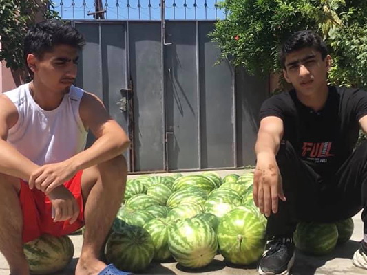 В Баку молодой человек бесцельно растратил 190 манатов госпомощи, купив на них арбузы и разбив их – ВИДЕО