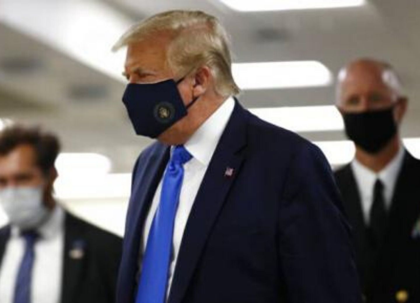 Трамп впервые появился на публике в защитной маске