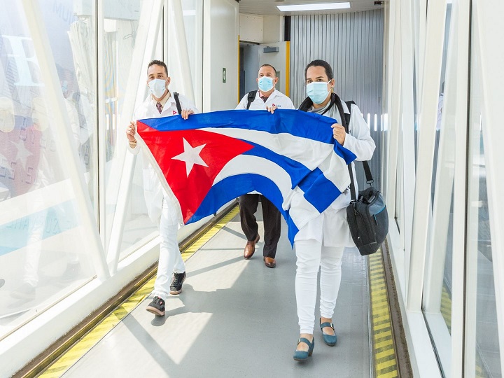 AZAL Kubadan olan həkimləri Bakıya çatdırdı – FOTO