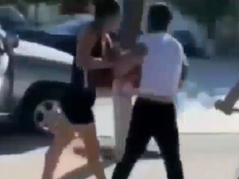 В Баку девушка избила парня – ВИДЕО