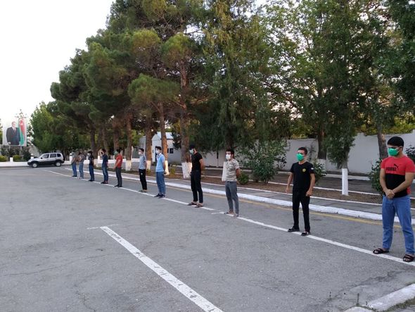 В Азербайджане задержаны молодые люди, устроившие веселое застолье в карантин – ФОТО – ВИДЕО