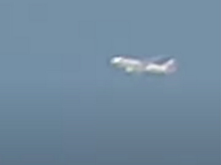 На кадрах «уничтожения» азербайджанского беспилотника заметили пассажирский лайнер – ФОТО