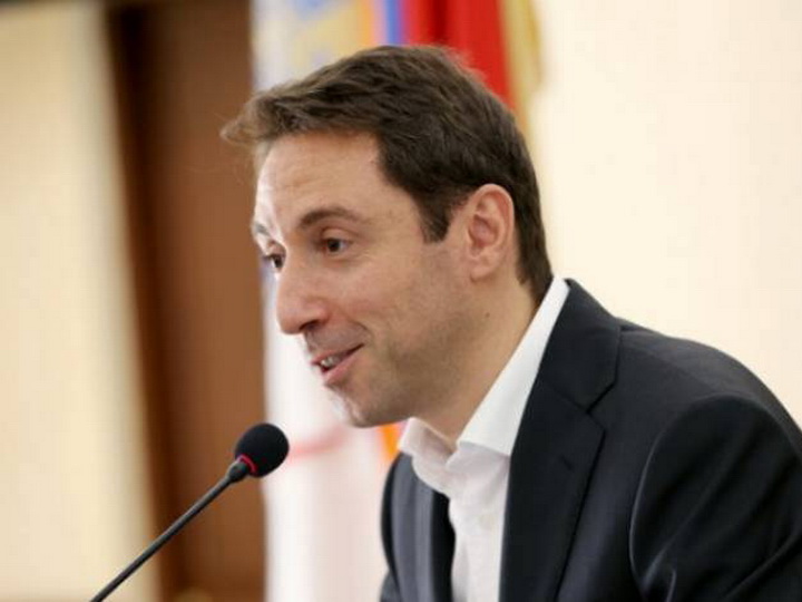 Мэр Еревана выписал чиновникам премии почти на $100 тыс