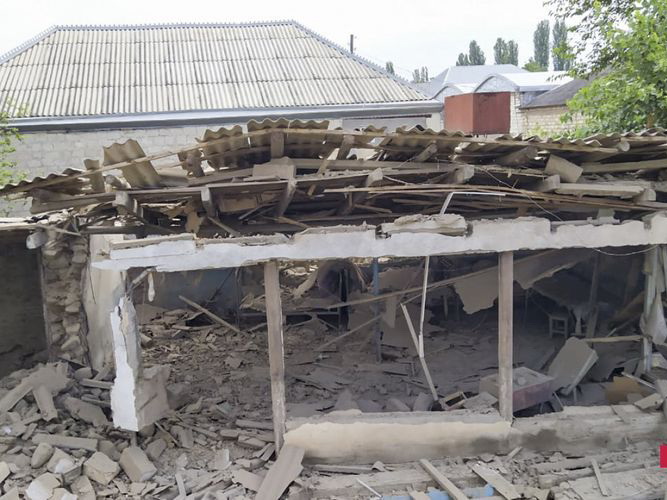 В жилые дома в селе Дондар Гушчу Товузского района попали снаряды - ФОТО