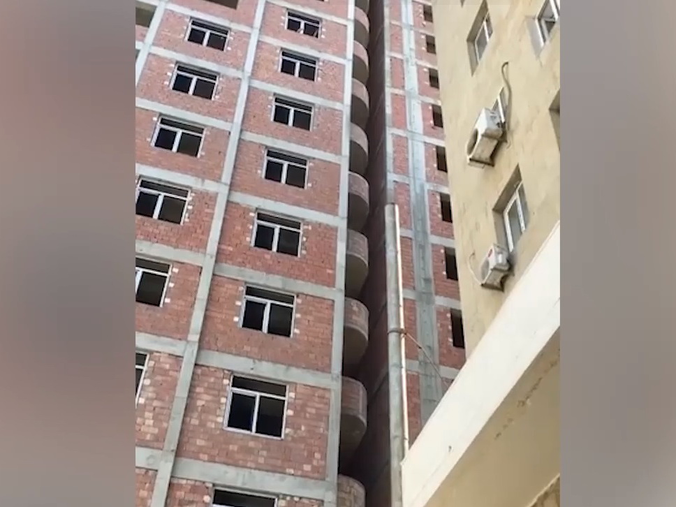 В Баку построили высотку, балконы которой касаются соседнего дома – ВИДЕОФАКТ