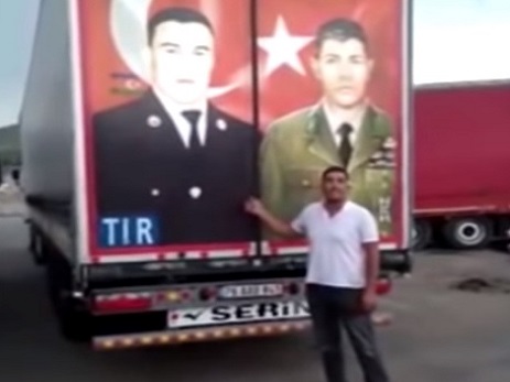 Gürcü polisi Mübariz İbrahimovun fotosunu sökmək istədi, dava düşdü – VİDEO