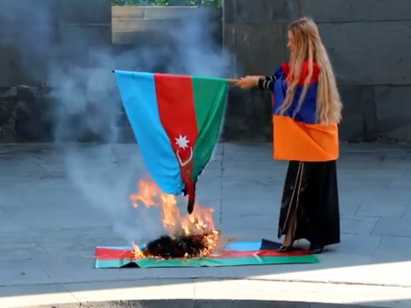 Армяне сжигают флаг Азербайджана