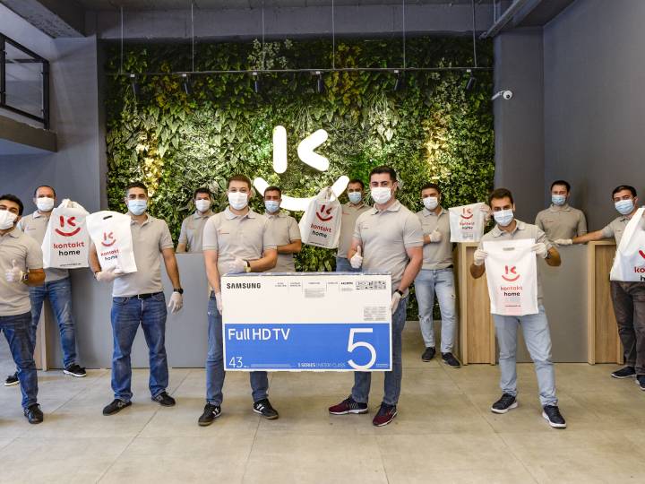 Kontakt Home-un rəhbərləri müştərilərin sifarişlərini çatdırır – FOTO