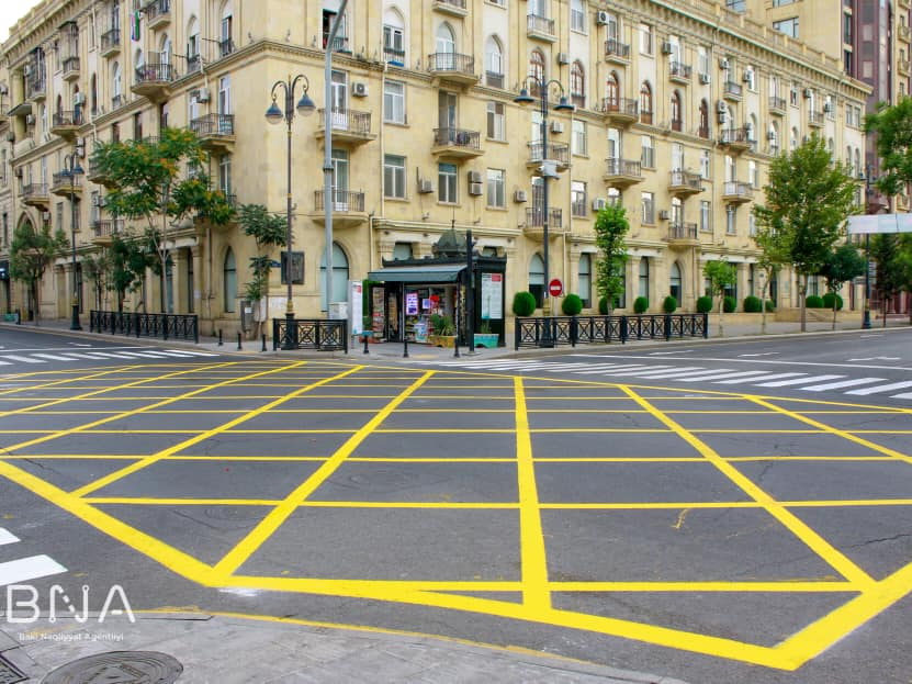 Еще на один перекресток в центре Баку нанесли особую разметку - ФОТО