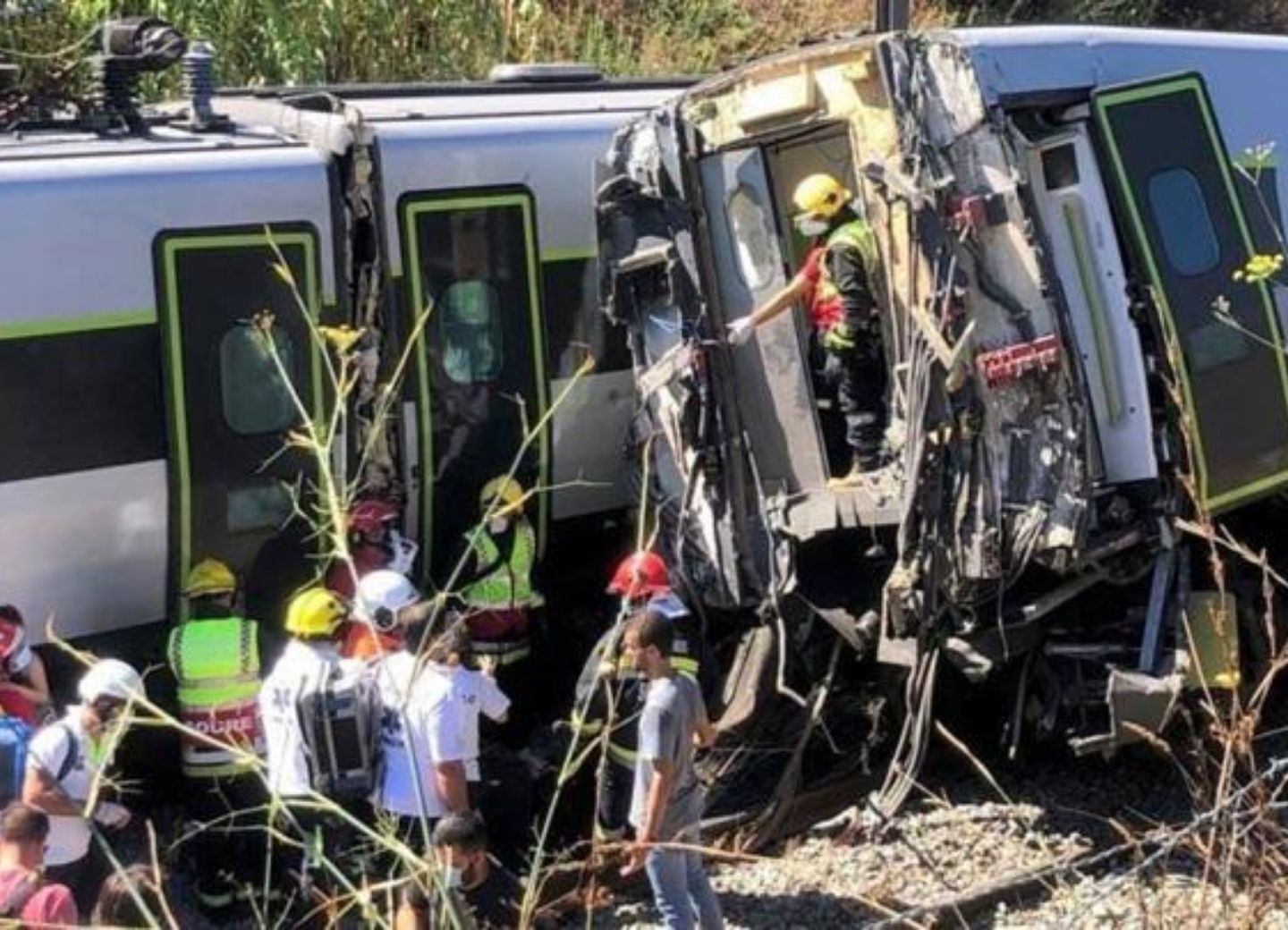 В Португалии потерпел крушение поезд, десятки человек пострадали - ФОТО