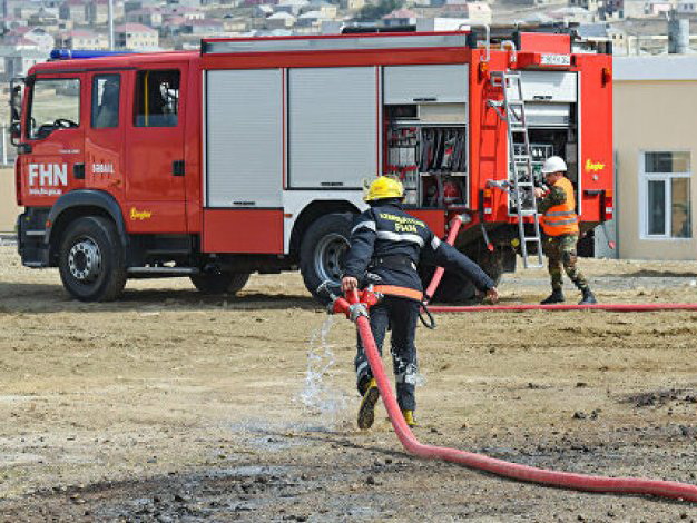 В Азербайджане при крупном пожаре погибли два человека