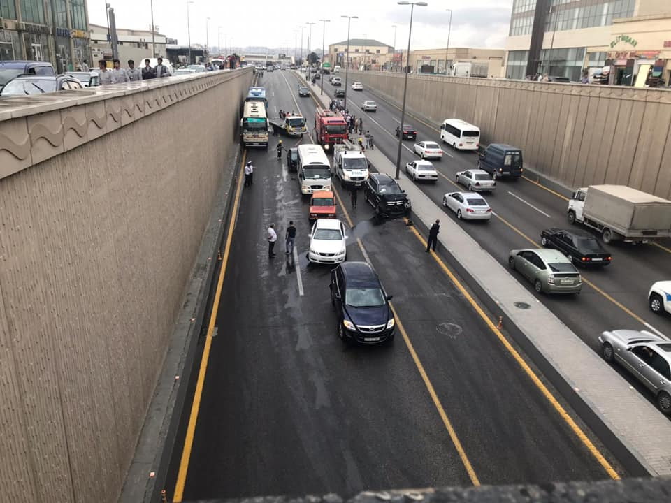 В Баку столкнулись два пассажирских автобуса, пострадал водитель - ФОТО
