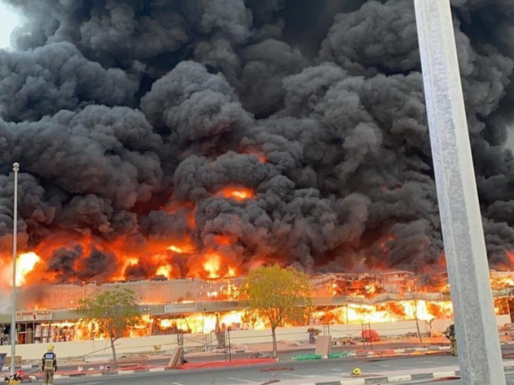 Страшный пожар вспыхнул на огромном рынке в городе Аджман в ОАЭ – ФОТО – ВИДЕО