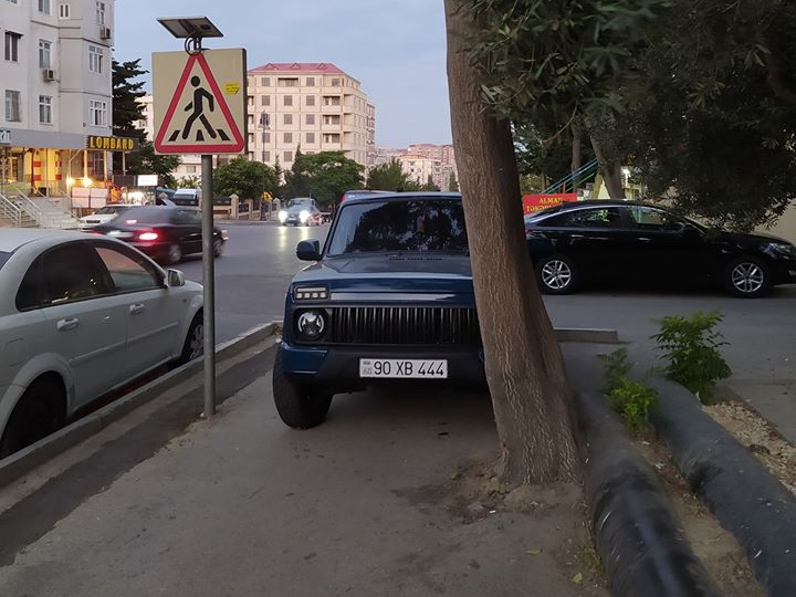 Тротуар – место парковки: Водитель «Нивы» преградил дорогу пешеходам - ФОТО