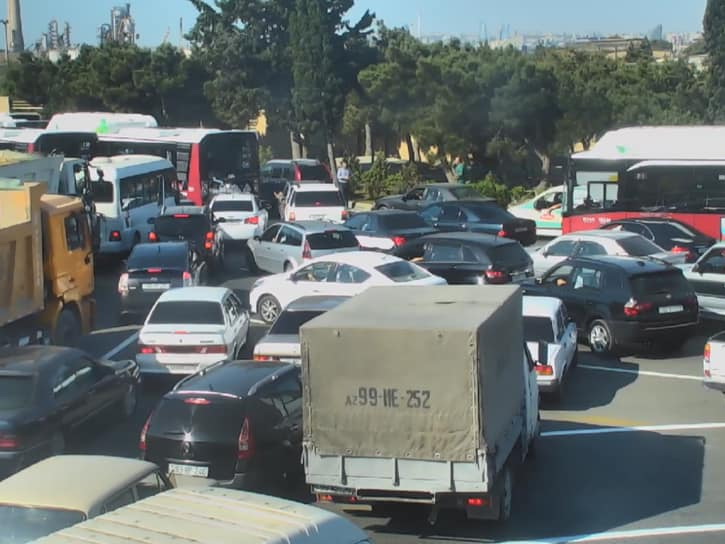 На дорогах Баку наблюдается большая плотность движения - ФОТО
