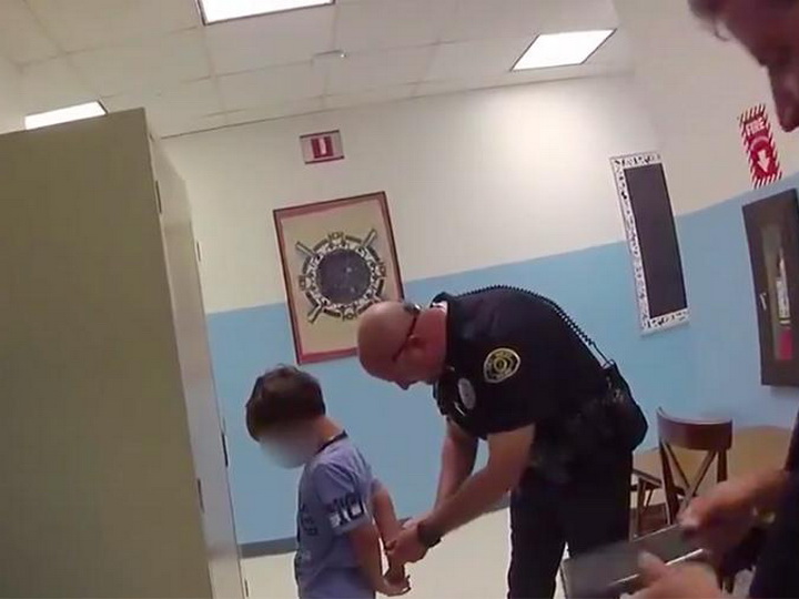 «Ты отправляешься в тюрьму»: в США полиция задержала в школе 8-летнего мальчика – ВИДЕО