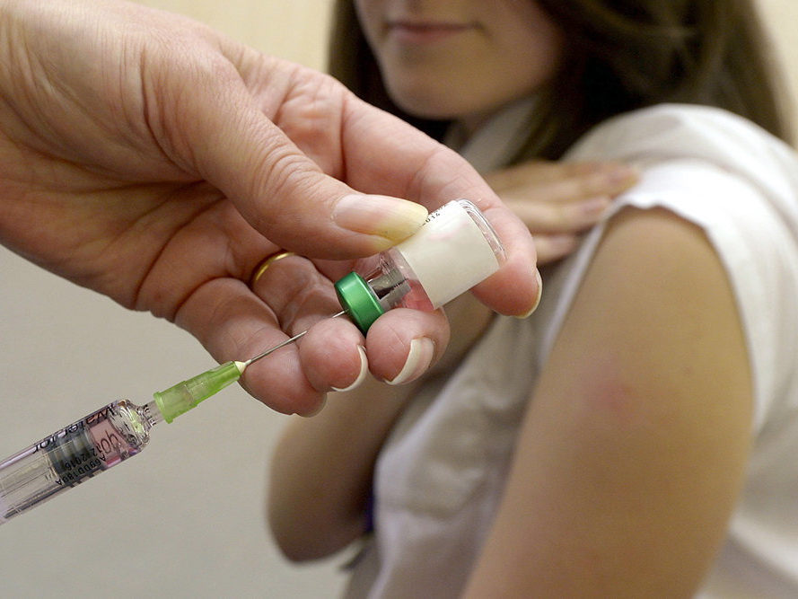 Путин поручил вакцинировать от гриппа до 60% населения