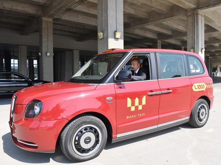 Ильхам Алиев сел за руль «Лондонского такси» - ВИДЕО