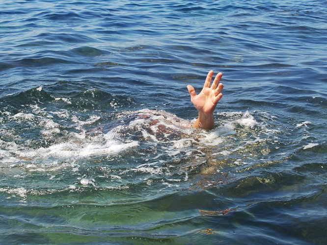 В Баку спасли бросившегося в море мужчину