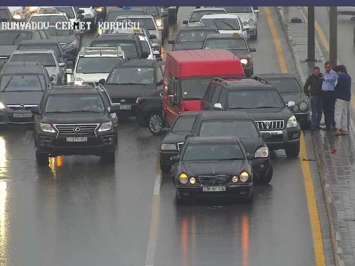 Sürücülərin NƏZƏRİNƏ: Ziya Bünyadov prospektində yol nəqliyyat hadisəsi olub