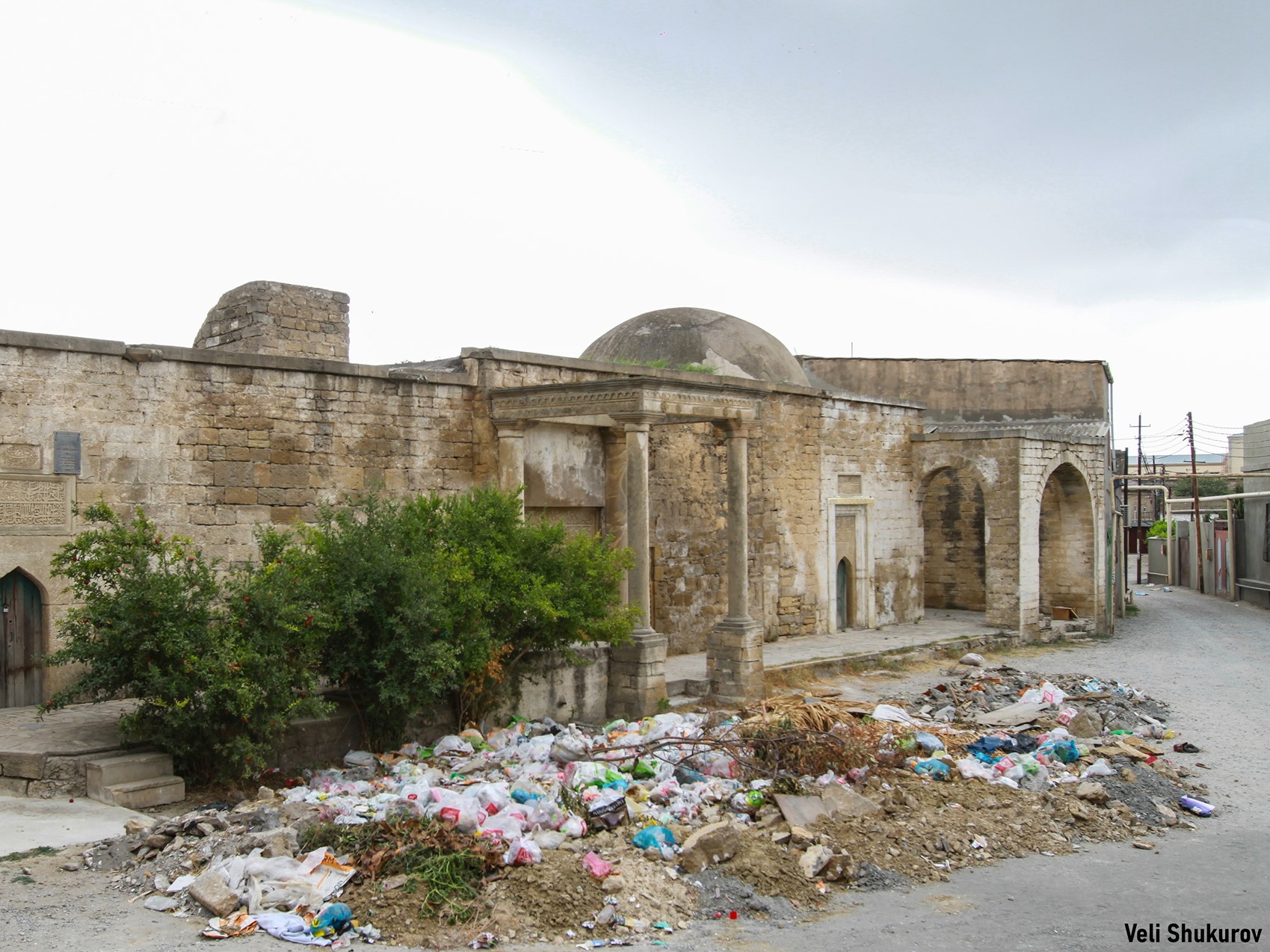 Жители бакинского поселка превратили мечеть XIV века в мусорную свалку – ФОТО
