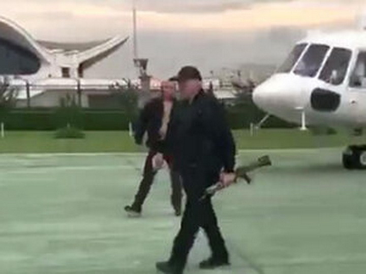 Лукашенко прилетел во Дворец независимости, вооруженный автоматом - ВИДЕО