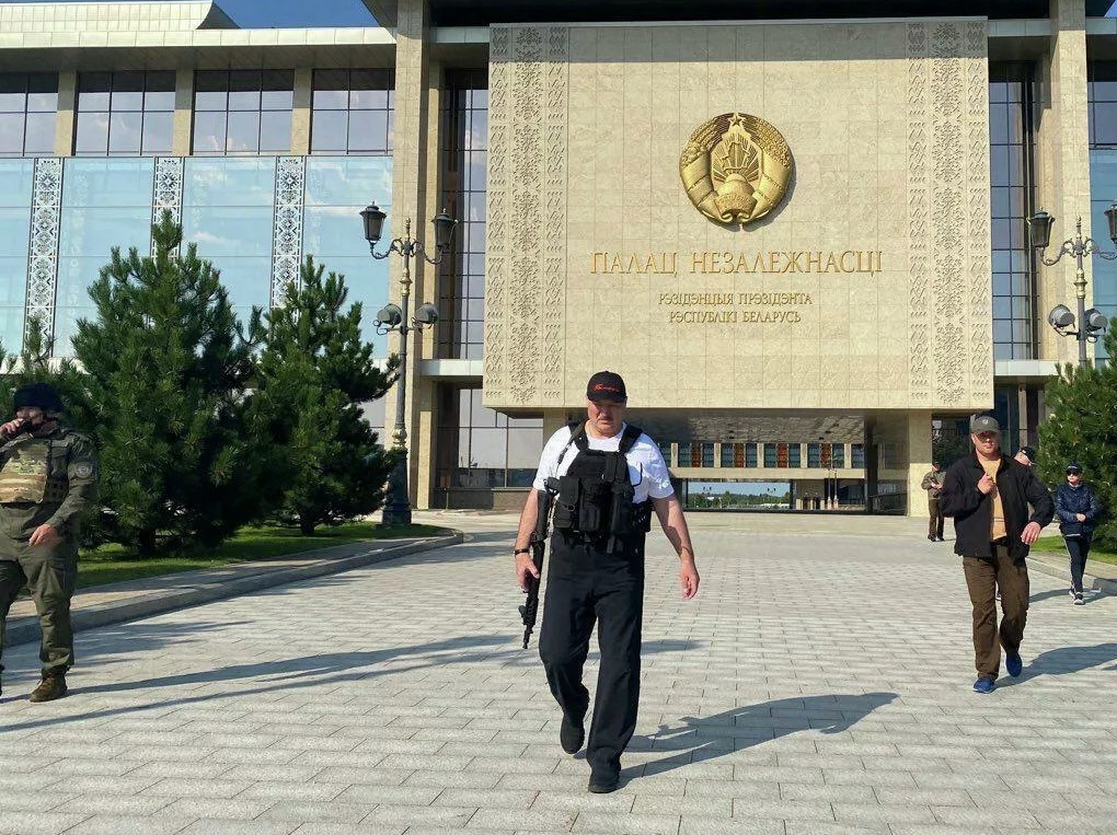 Лукашенко снова появился с автоматом в руках - ФОТО