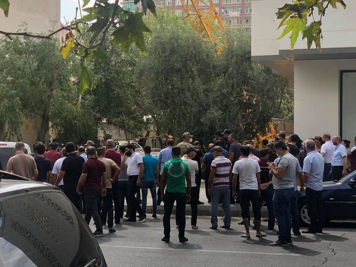 Bakıda kran aşdı, ölən var - FOTO