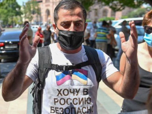 «Хотим в Россию». Армяне требуют от Пашиняна открыть границы