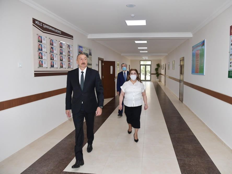 Ильхам Алиев ознакомился c работами по капитальному ремонту полной средней школы номер 251 - ФОТО