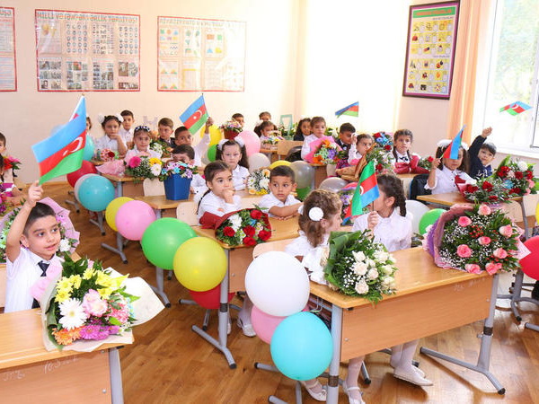 В Азербайджане запретили приходить в школу с цветами и шарами