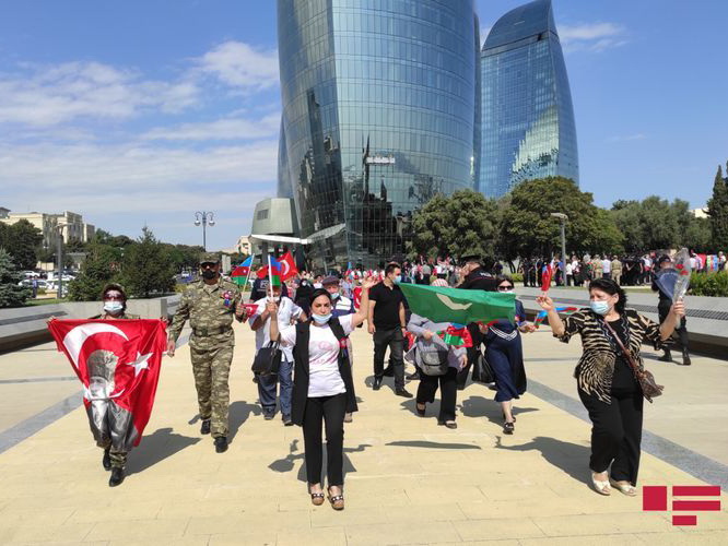 В Баку прошла акция в поддержку Турции - ФОТО