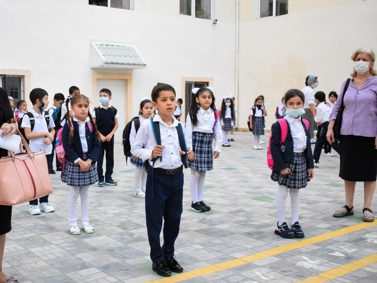 «День знаний» в Азербайджане в условиях пандемии - ФОТОРЕПОРТАЖ