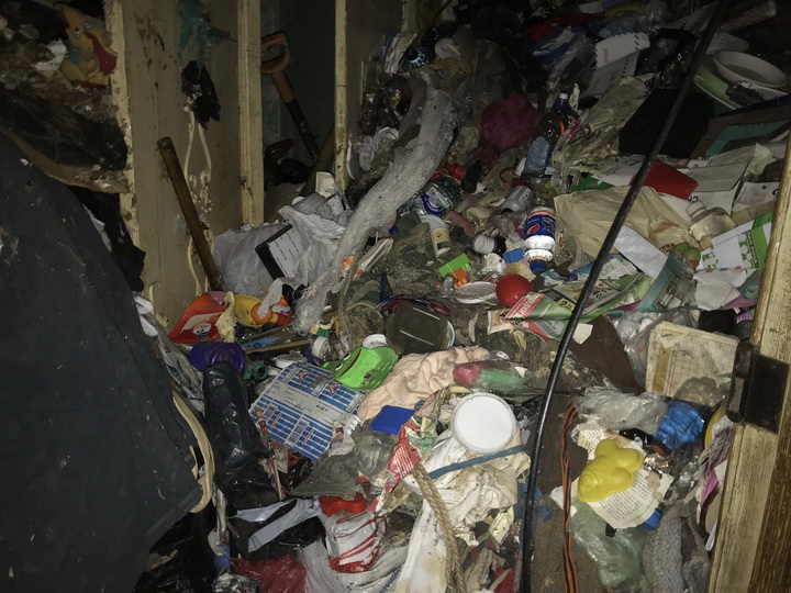 В Питере ищут жильцов квартиры, заваленной горами мусора – ФОТО