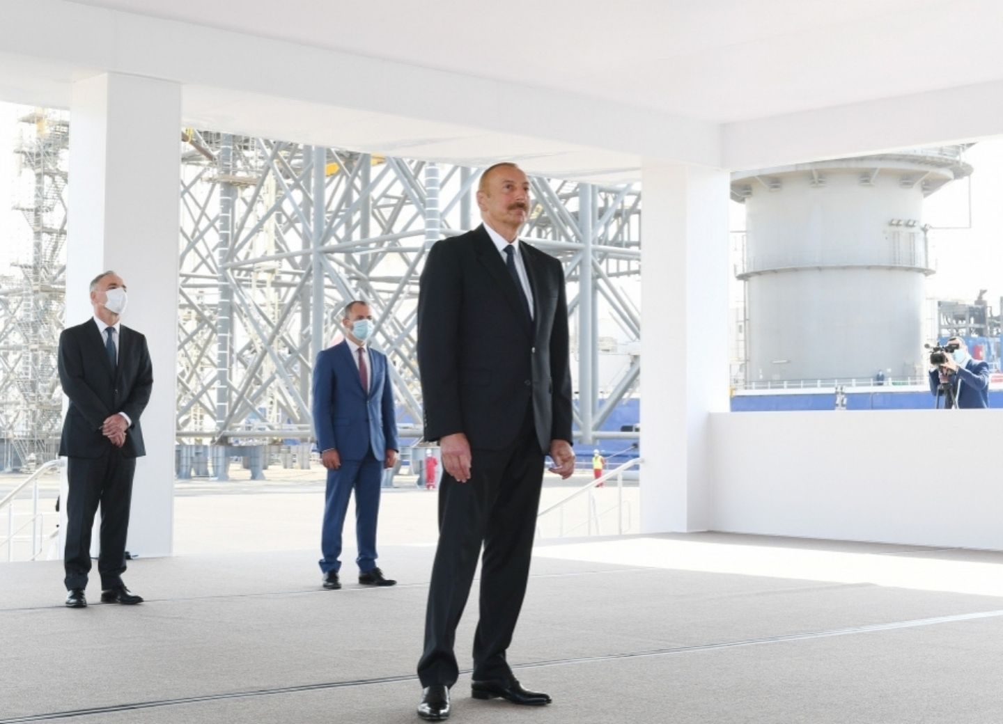 Президент Ильхам Алиев: Сегодня основная часть экономики страны связана с нефтегазовым сектором, и так будет еще долгие годы
