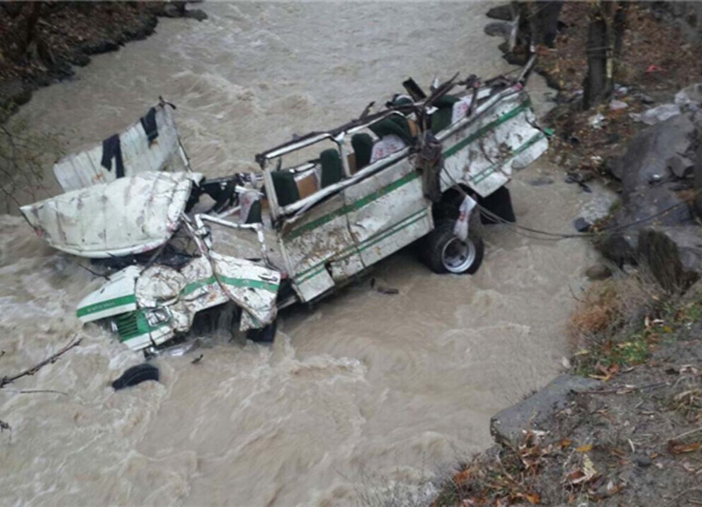 В Нигерии 14 человек погибли после падения автобуса в реку