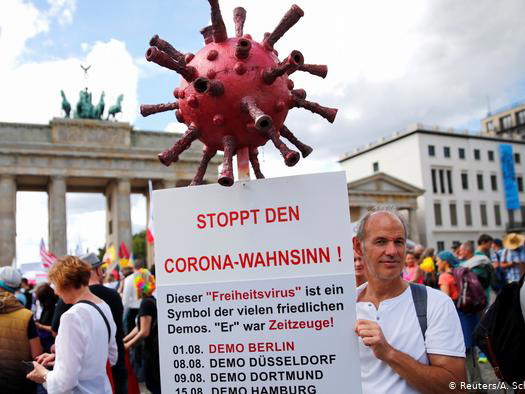 COVID-19 в Германии: Минздрав бьет тревогу, тысячи людей – на антиковидных протестах – ФОТО